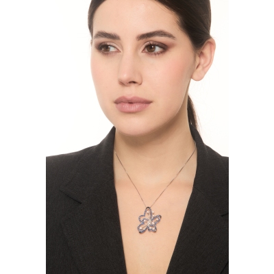 Collar de diseño mariposa en oro blanco 18k con zafiros azules 