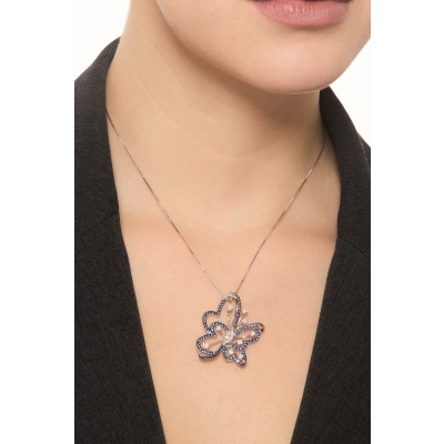 Collar de diseño mariposa en oro blanco 18k con zafiros azules 