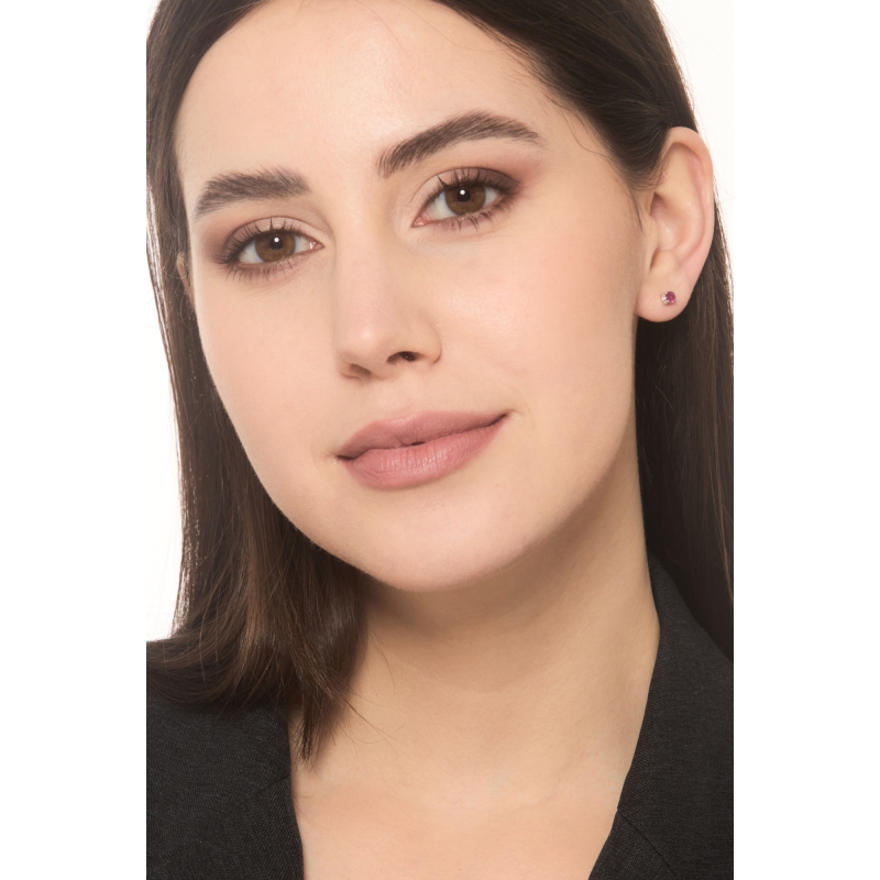 Pendientes en oro blanco de 18k con rubíes. Pendientes en oro blanco de 18k con rubíes.