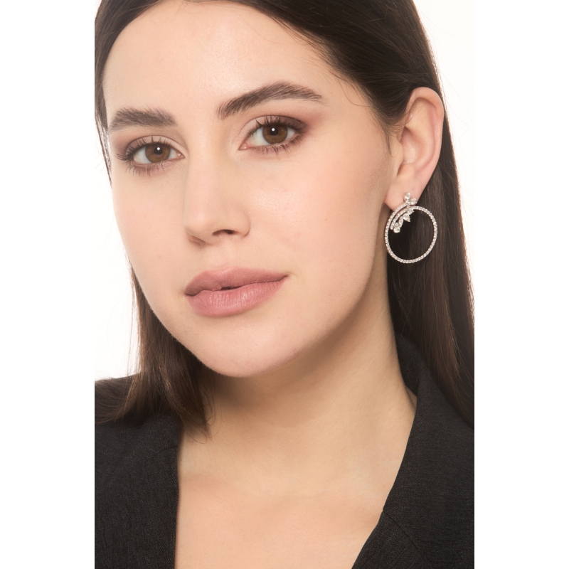 Aros con flores en oro blanco de 18k con diamantes Aros con flores en oro blanco de 18k con diamantes