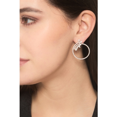 Aros con flores en oro blanco de 18k con diamantes