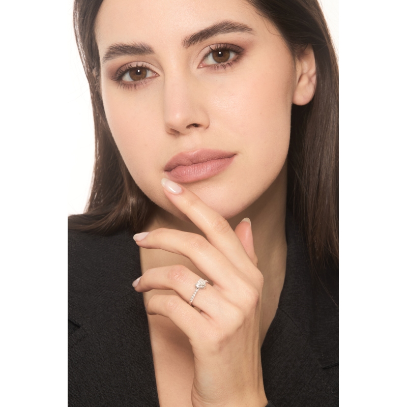 Anillo solitario con un diamante talla corazón CT.1.00 en oro blanco 18k Anillo solitario con un diamante talla corazón CT.1.00 en oro blanco 18k
