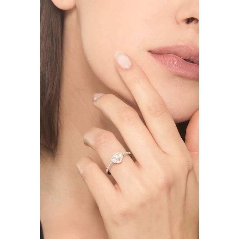 Anillo solitario en oro blanco 18k con diamante corazón certificado GIA CT.0.70 Anillo solitario en oro blanco 18k con diamante corazón certificado GIA CT.0.70