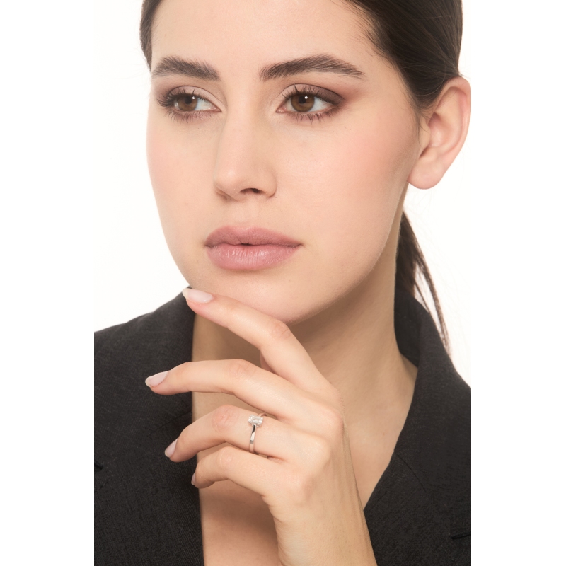 Anillo solitario oro blanco 18k con diamante talla esmeralda GIA 0.70 ct Anillo solitario oro blanco 18k con diamante talla esmeralda GIA 0.70 ct