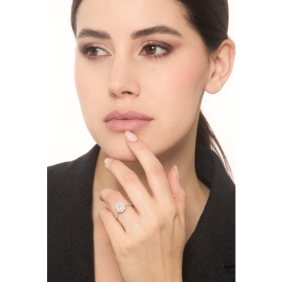 Anillo solitario en oro blanco 18k con diamante natural talla esmeralda GIA 1 CT