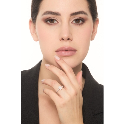 Anillo solitario en oro blanco750 con un diamante ovalado GIA CT.0.30