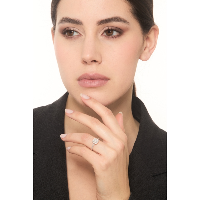 Anillo solitario con un diamante talla princesa GIA CT.0.70  en oro blanco de 18k Anillo solitario con un diamante talla princesa GIA CT.0.70  en oro blanco de 18k