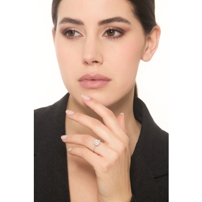 Anillo solitario con un diamante talla princesa GIA CT.0.70  en oro blanco de 18k