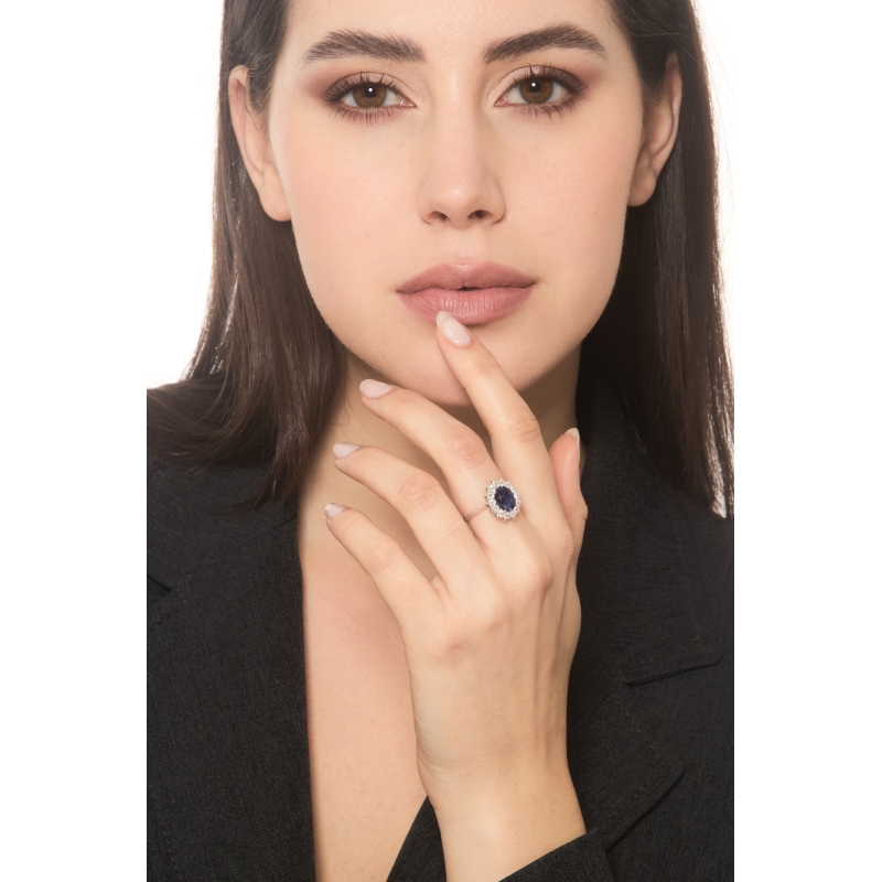 Anillo en oro blanco de 18k con zafiro azul ovalado con diamantes Anillo en oro blanco de 18k con zafiro azul ovalado con diamantes
