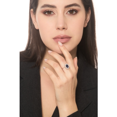 Anillo en oro blanco de 18k con zafiro azul ovalado con diamantes