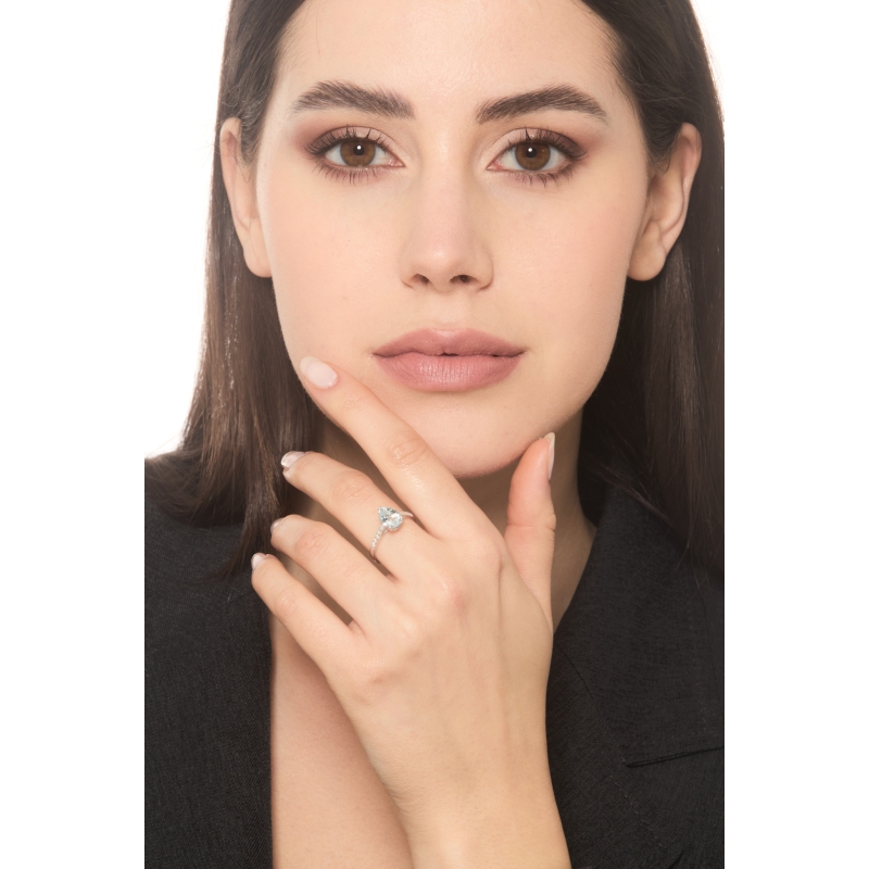 Anillo en oro blanco 18k con gota en aguamarina y diamantes laterales Anillo en oro blanco 18k con gota en aguamarina y diamantes laterales