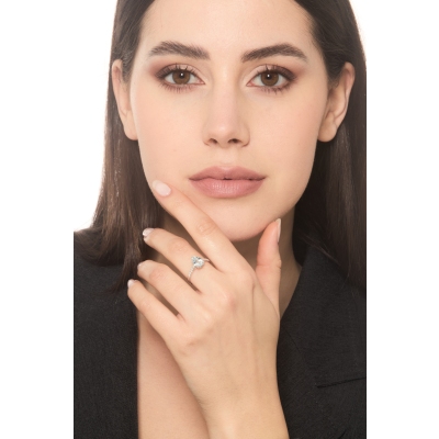 Anillo en oro blanco 18k con gota en aguamarina y diamantes laterales