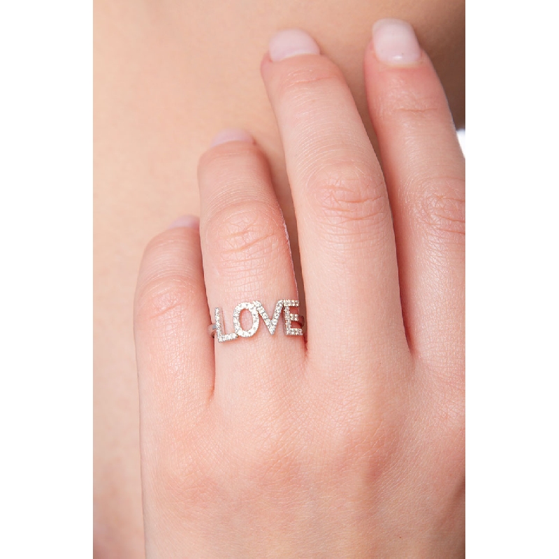 Anillo con letras LOVE en oro blanco y diamantes