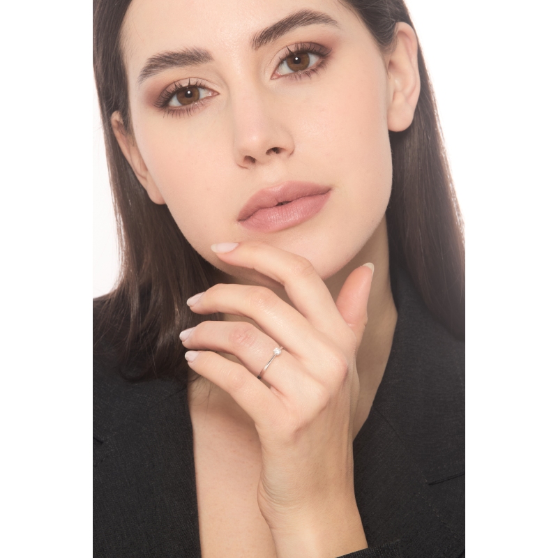 Anillo solitario de compromiso oro 18K con diamante central 0,15 quilates Anillo solitario de compromiso oro 18K con diamante central 0,15 quilates