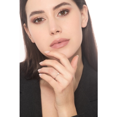 Anillo solitario de compromiso oro 18K con diamante central 0,15 quilates