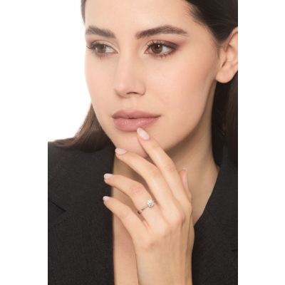 Anillo solitario en oro blanco 18k con ocho garras y diamante 1.00 ct