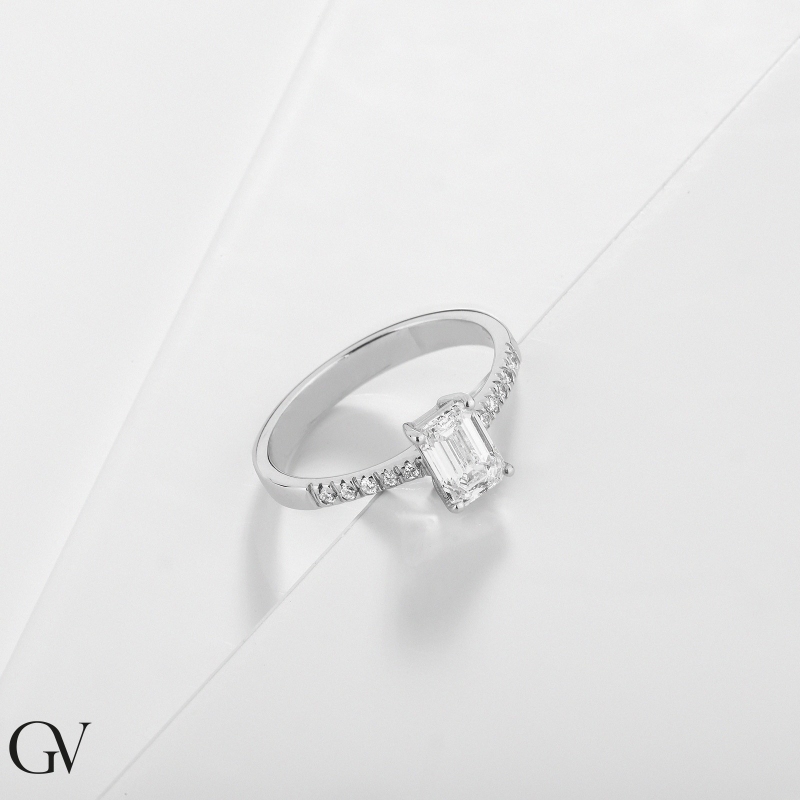 Anillo diamante natural central talla esmeralda GIA CT.1.00 en or 18k Anillo diamante natural central talla esmeralda GIA CT.1.00 en or 18k