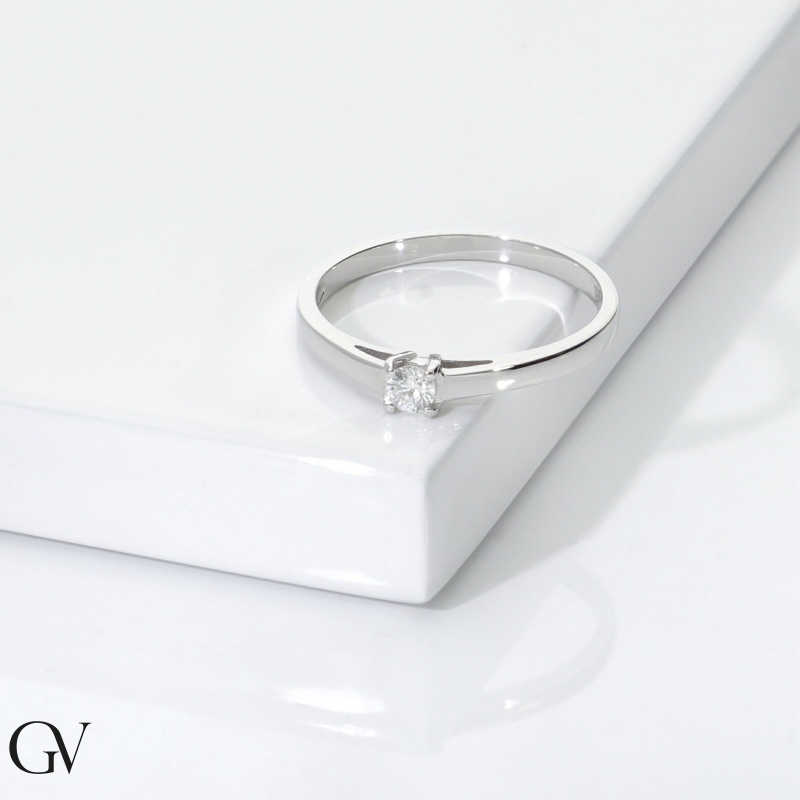 Anillo solitario en oro blanco 18k con diamante 0,10 ct