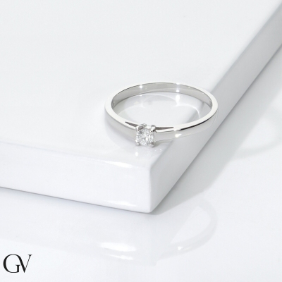 Anillo solitario en oro blanco 18k con diamante 0,10 ct