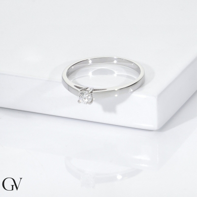 Anillo solitario en oro blanco de 18k con diamante CT 0,15 