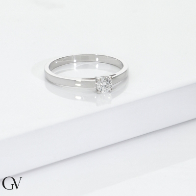 Anillo solitario en oro blanco de 18k con cuatro garras  CT 0,20