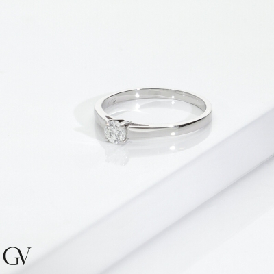 Anillo solitario en oro blanco de 18k con diamante CT 0,25