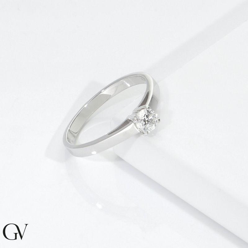 Anillo solitario de cuatro garras en oro blanco 18k con diamante CT 0,30  Anillo solitario de cuatro garras en oro blanco 18k con diamante CT 0,30