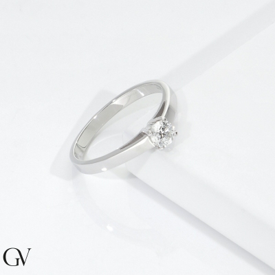 Anillo solitario de cuatro garras en oro blanco 18k con diamante CT 0,30 