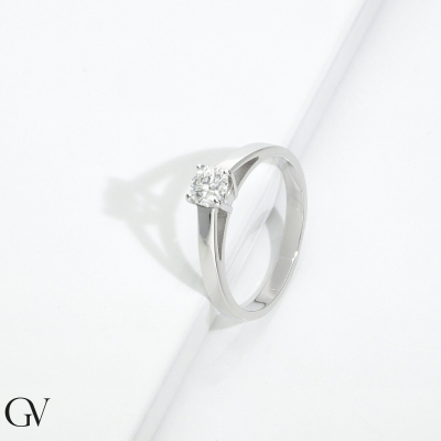 Anillo solitario de cuatro garras en oro blanco 18k con diamante CT 0,40