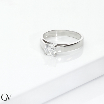 Anillo solitario en oro blanco 18k cuatro garras con diamante CT 0,70