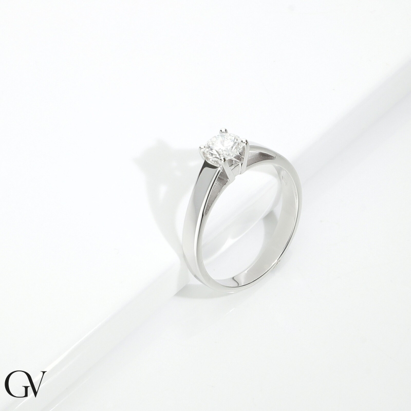 Anillo solitario en oro blanco 18k con diamante 0,50 ct