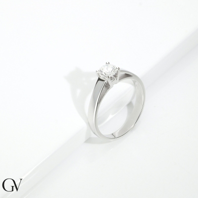 Anillo solitario en oro blanco 18k con diamante 0,50 ct