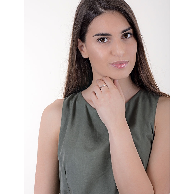 Anillo cruz oro blanco 18 quilates con diamantes negros y blancos Anillo cruz oro blanco 18 quilates con diamantes negros y blancos