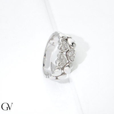Anillo Banda en Oro Blanco de 18 Quilates con Corazoncitos de Diamantes