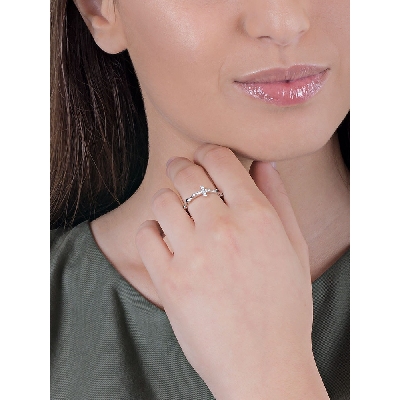 Anillo cruz oro blanco 18 quilates con diamantes negros y blancos