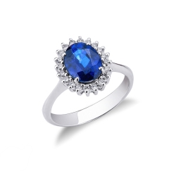 Anillo en oro blanco con zafiro azul ovalado y halo de diamantes
