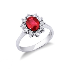 Anillo en oro blanco de 18 kilates con rubí oval y halo de diamantes