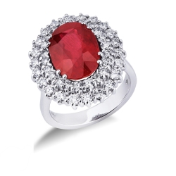 Anillo de rubí oval engastado con una doble fila de diamantes y oro blanco de 18 kilates