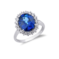 Anillo en oro blanco 18k con zafiro ovalado y diamantes
