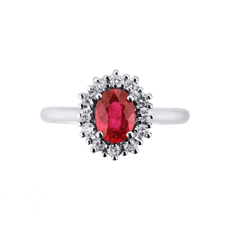 Anillo con rubí oval y halo de diamantes en oro de 18 kilates Anillo con rubí oval y halo de diamantes en oro de 18 kilates