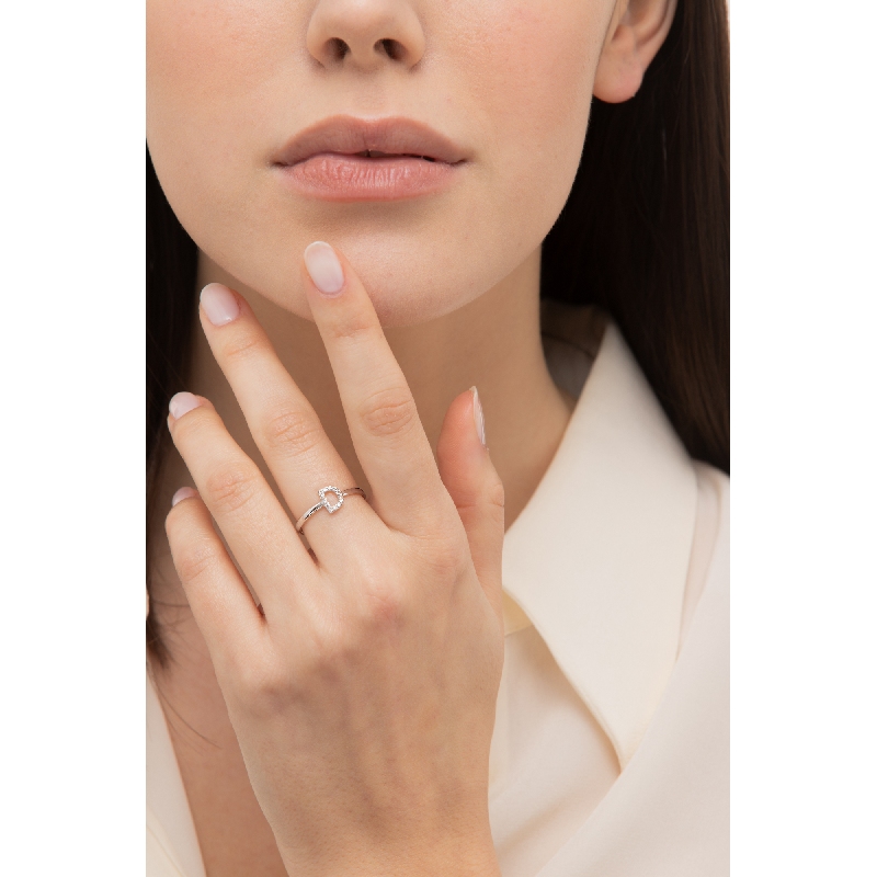 Anillo con letra D en oro blanco y diamantes Anillo con letra D en oro blanco y diamantes