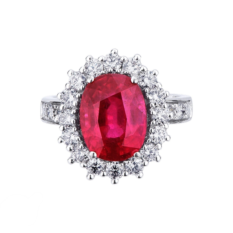 Anillo de oro blanco de 18 kilates con rubí central y diamantes Anillo de oro blanco de 18 kilates con rubí central y diamantes