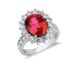 Anillo de oro blanco de 18 kilates con rubí central y diamantes