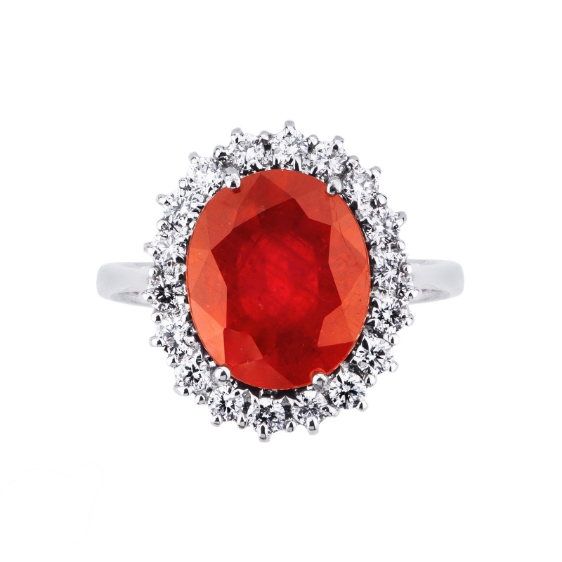 Anillo de oro blanco de 18 kilates con rubí ovalado y halo de diamantes Anillo de oro blanco de 18 kilates con rubí ovalado y halo de diamantes