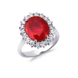 Anillo de oro blanco de 18 kilates con rubí ovalado y halo de diamantes