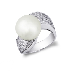 Anillo en oro blanco 18 quilates con perla central y pavé de diamantes