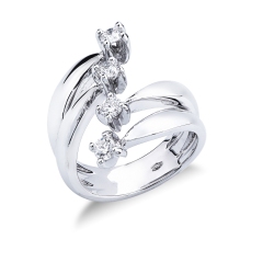 Anillo en oro blanco 18k adornado con cuatro diamantes