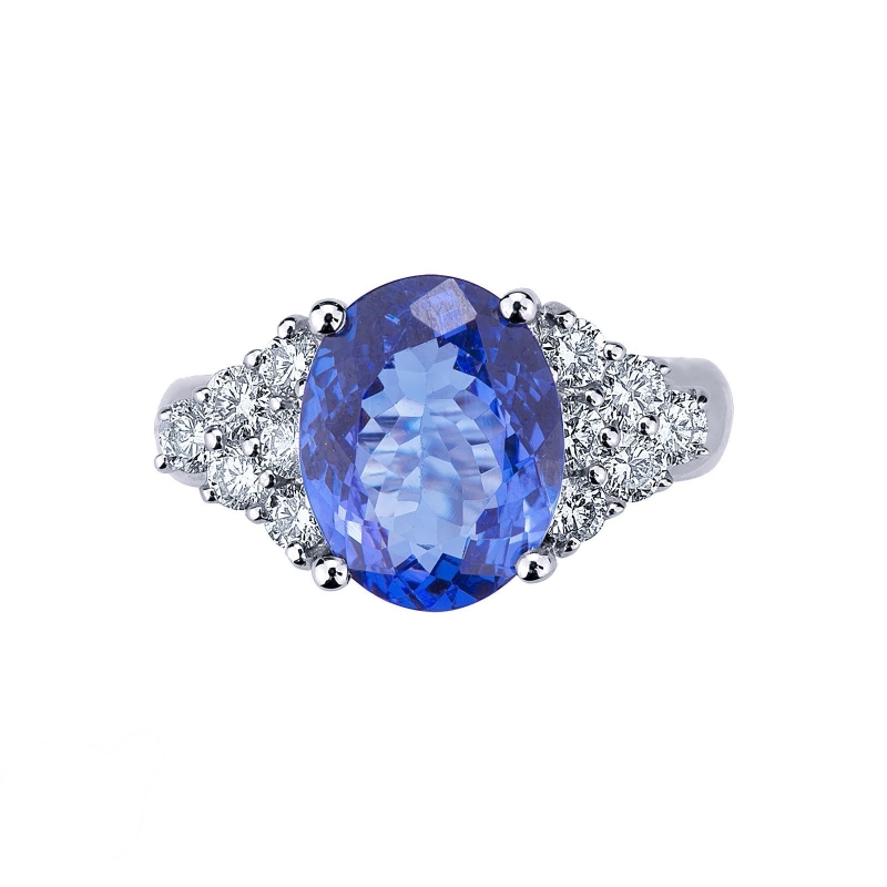 Anillo de oro blanco de 18k con tanzanita de corte ovalado y diamantes. Anillo de oro blanco de 18k con tanzanita de corte ovalado y diamantes.