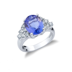 Anillo de oro blanco de 18k con tanzanita de corte ovalado y diamantes.