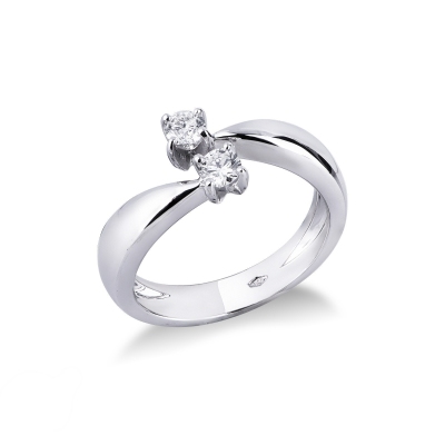 Anillo tu y yo contrarié en oro blanco 18k está engastado con dos diamantes